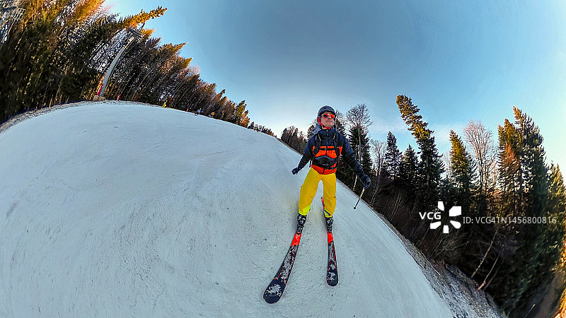 男子在罗马尼亚阿尔卑斯山独自滑雪图片素材