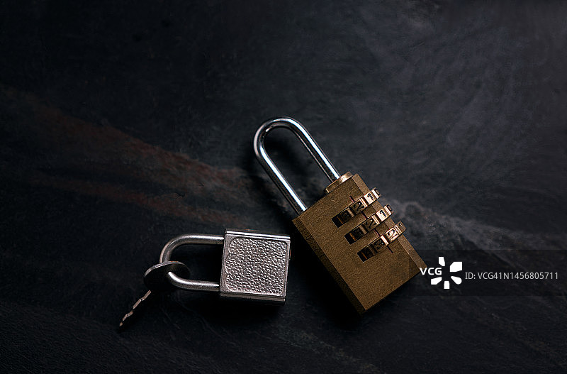 黄铜和金属挂锁图片素材