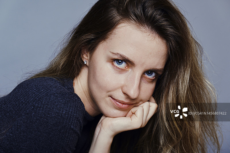 好奇地看着镜头的沉思女人图片素材