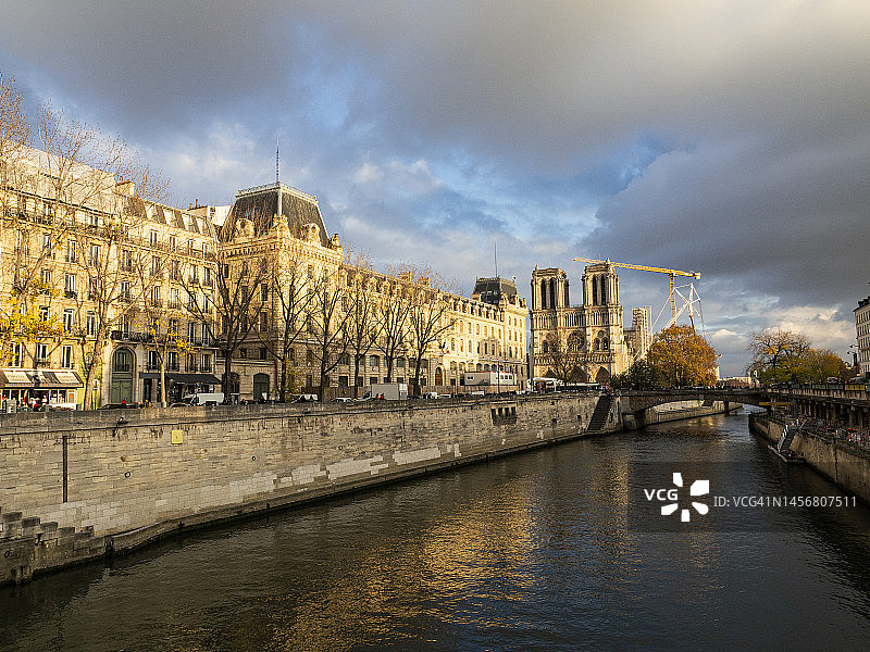 法国巴黎圣母大教堂修复工程图片素材