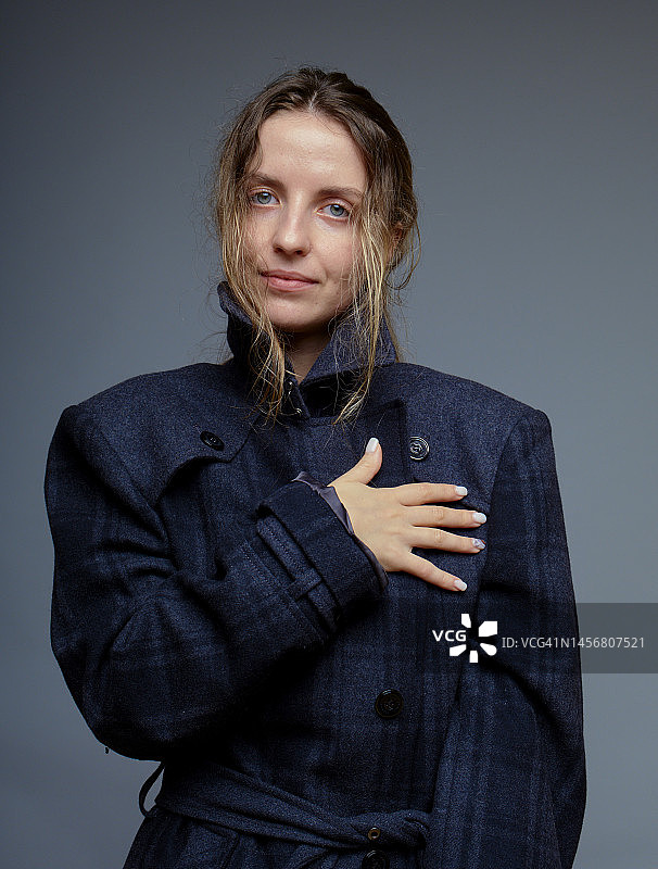 穿着深灰色经典宽领外套的女人图片素材