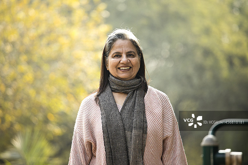 老年妇女看着相机图片素材