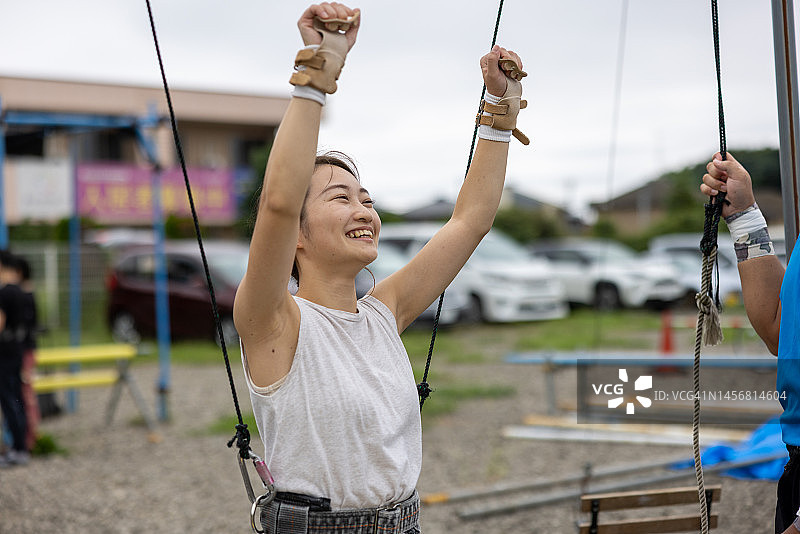年轻女子与教练一起练习空中飞人图片素材
