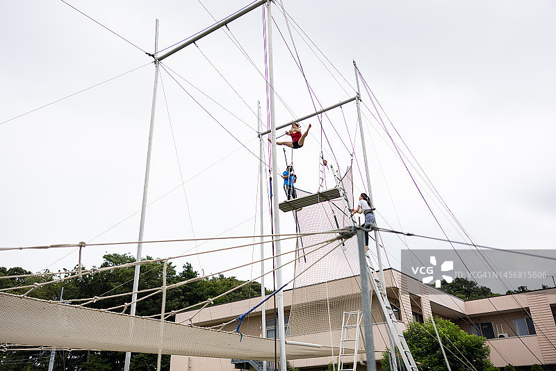 在空中飞翔的中年杂技演员图片素材