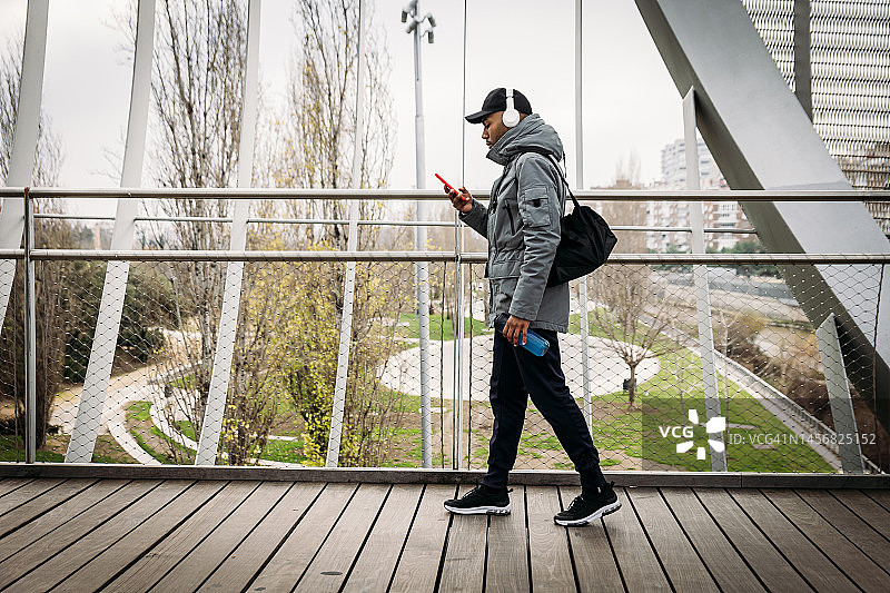 男子在公园里使用智能手机图片素材