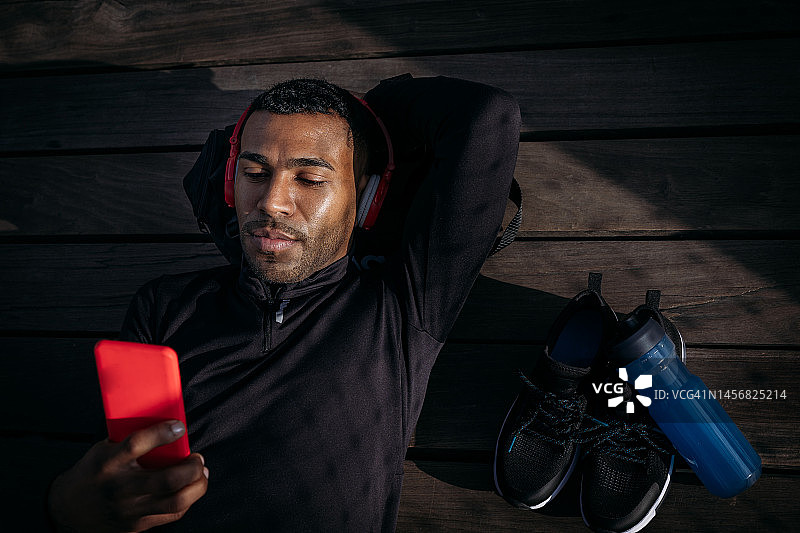 手拿运动饮料的男人图片素材