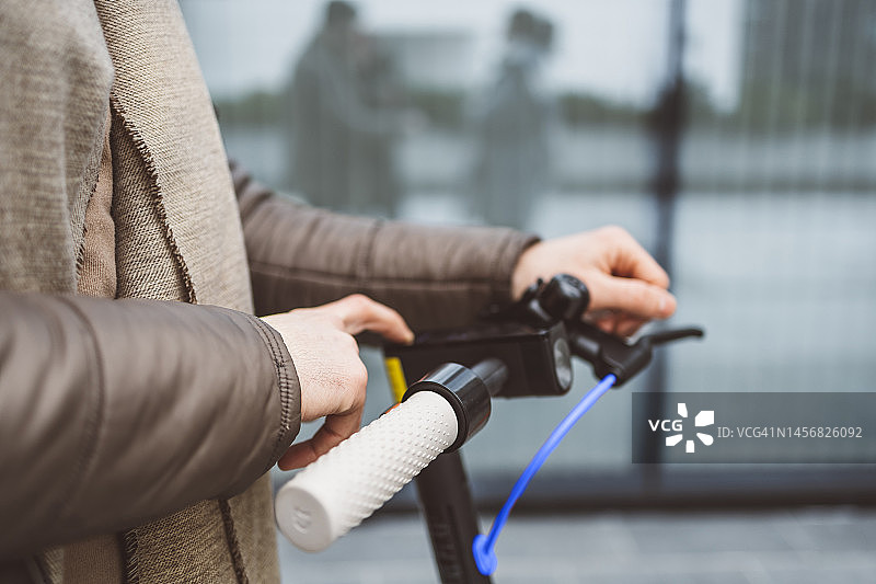 一名男子骑着电动滑板车图片素材