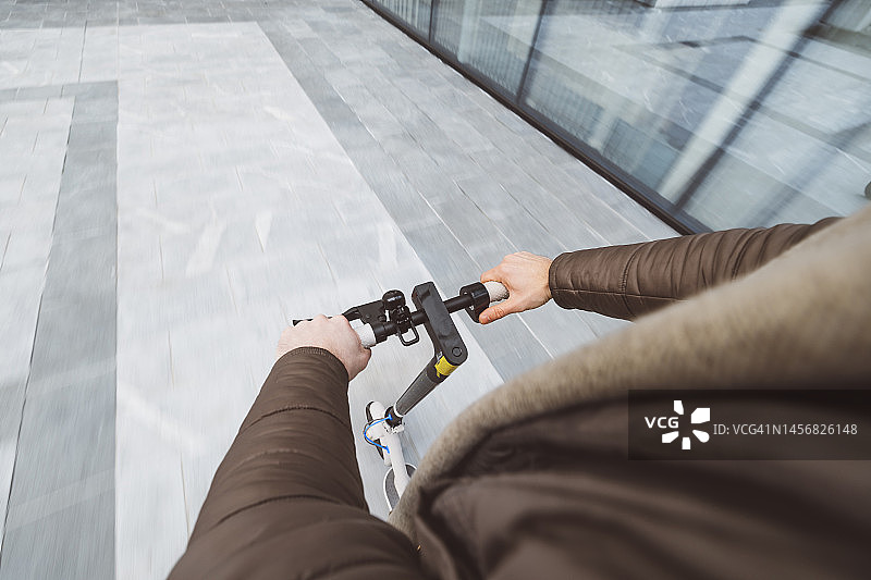 一名男子骑着电动滑板车图片素材