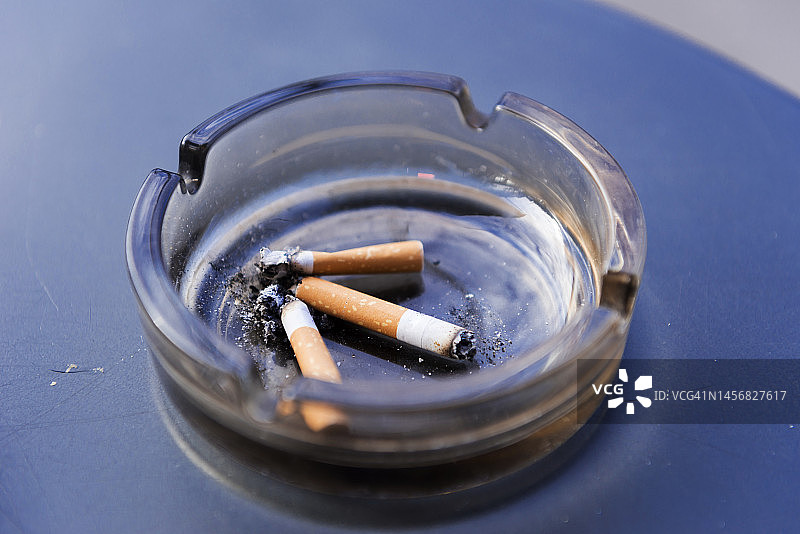 装有烟头的烟灰缸图片素材