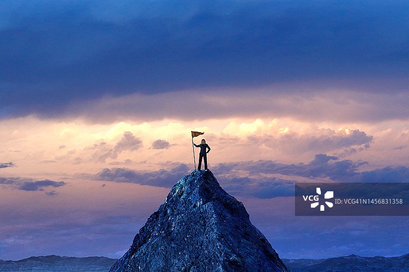 女子在山顶插旗图片素材