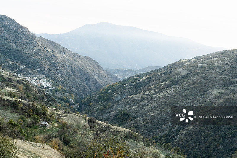 西班牙安达卢西亚格拉纳达省日落时分的绿色山脉图片素材