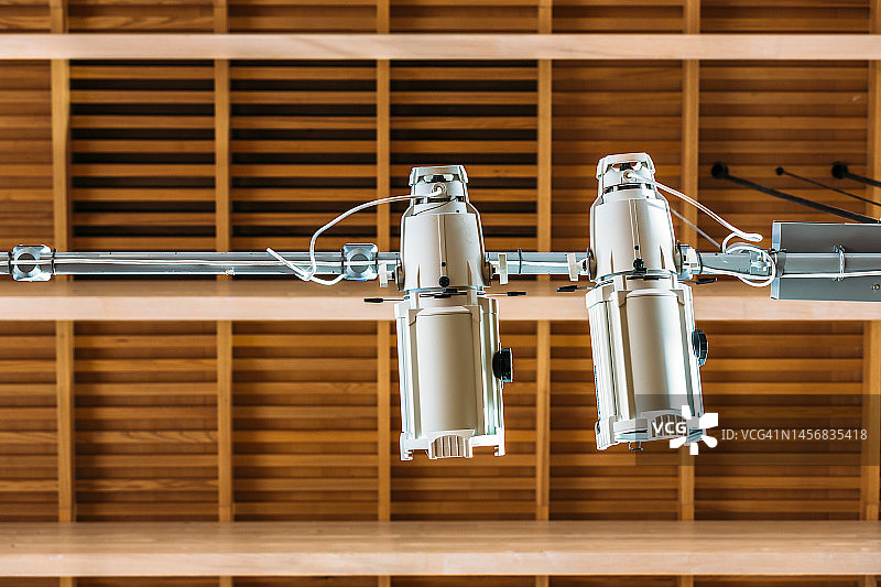 白色舞台和剧院灯光图片素材