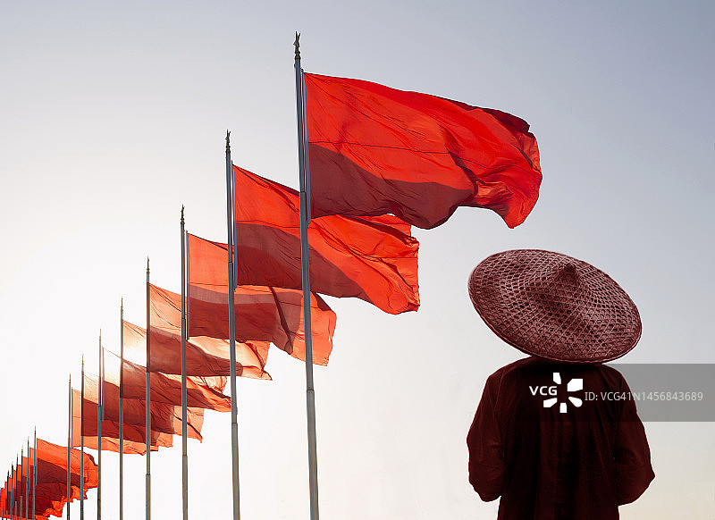旗帜附近的农民图片素材