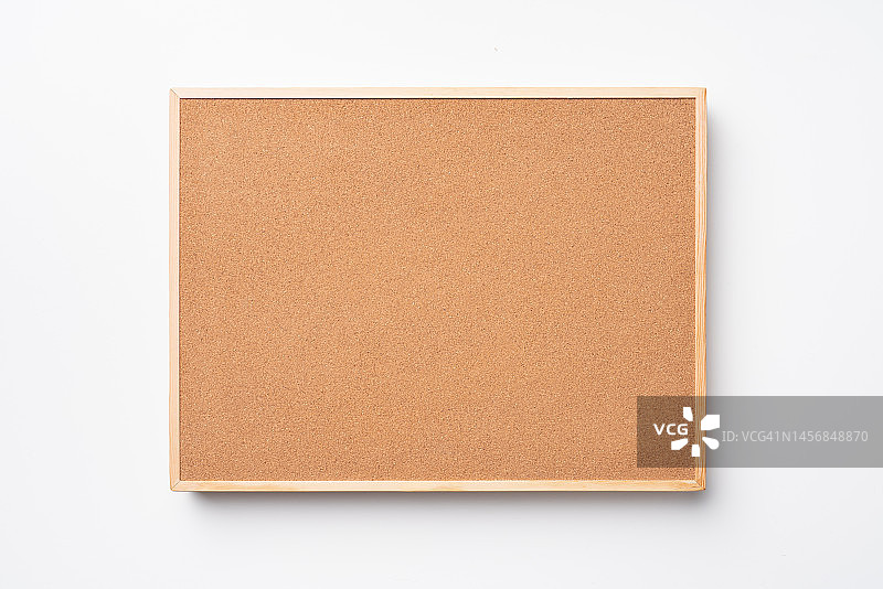 挂在白色墙面上的空白软木板（正面视角）图片素材