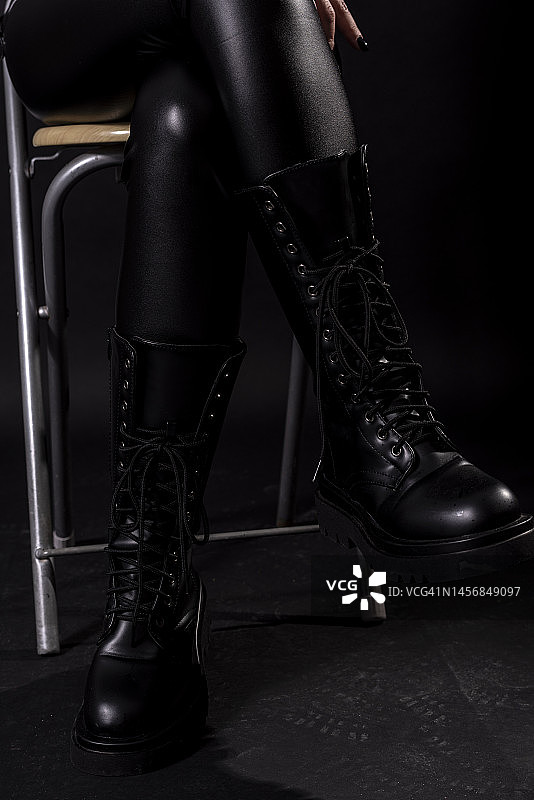 黑色背景上的时尚配饰与影棚时尚照片，靴子拍摄图片素材