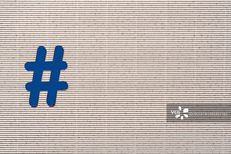 蓝色社交媒体话题标签纸艺背景，留白图片素材