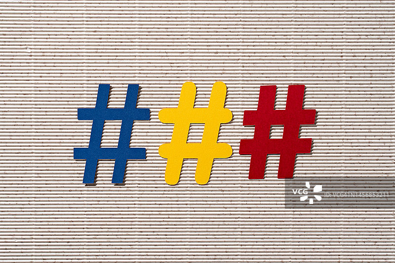 红色、黄色和蓝色社交媒体话题标签纸工艺图片素材