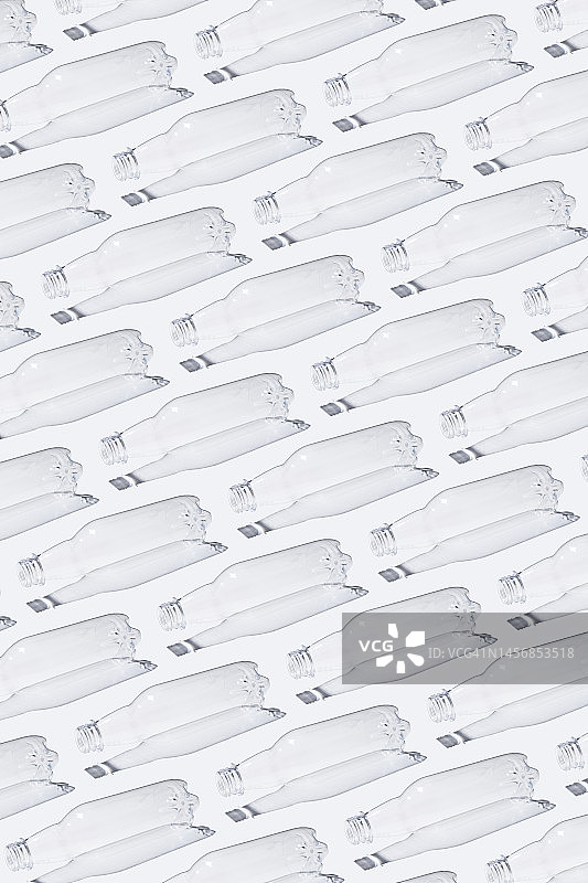 白色背景上的透明塑料瓶重复图案图片素材