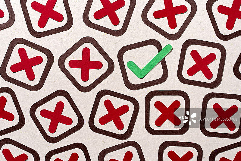 从许多叉号中脱颖而出的单个勾号图片素材