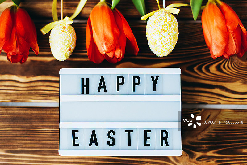 郁金香、复活节彩蛋和复活节快乐板图片素材