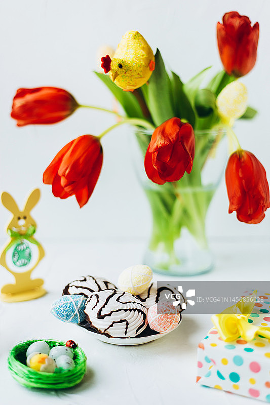 郁金香，小鸡与彩蛋、糖果、复活节兔子和礼品盒图片素材