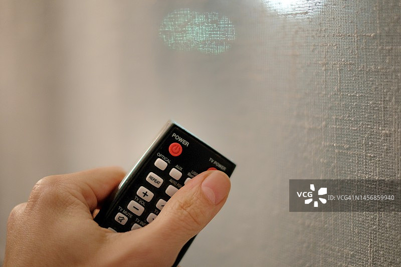 手中的电视遥控器图片素材