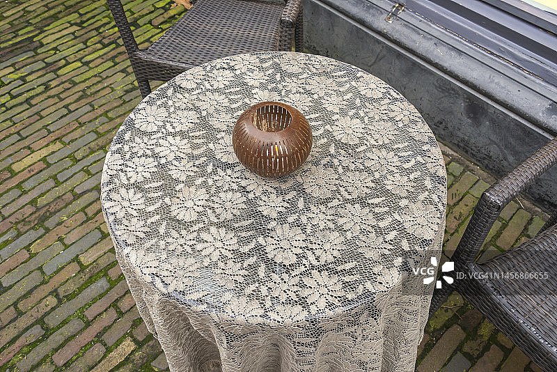 圆桌上的棕色烛台图片素材