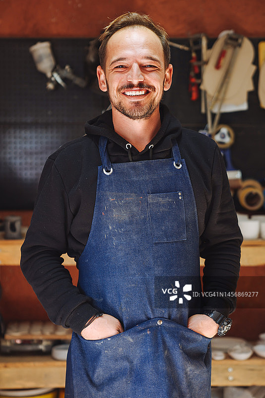 车间里的木工老板图片素材