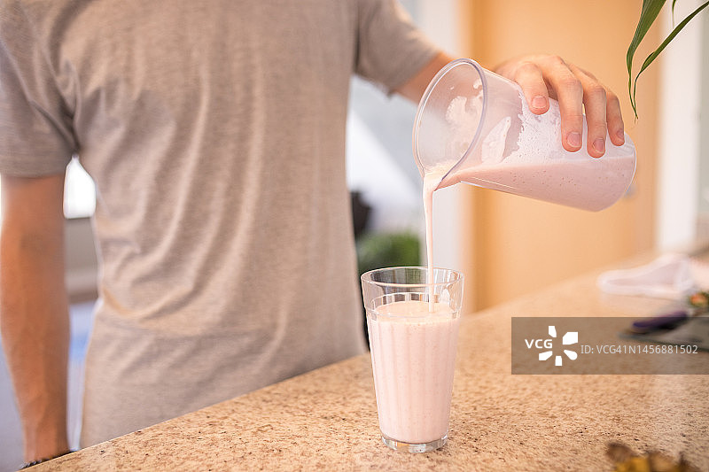 倒冰沙的人图片素材