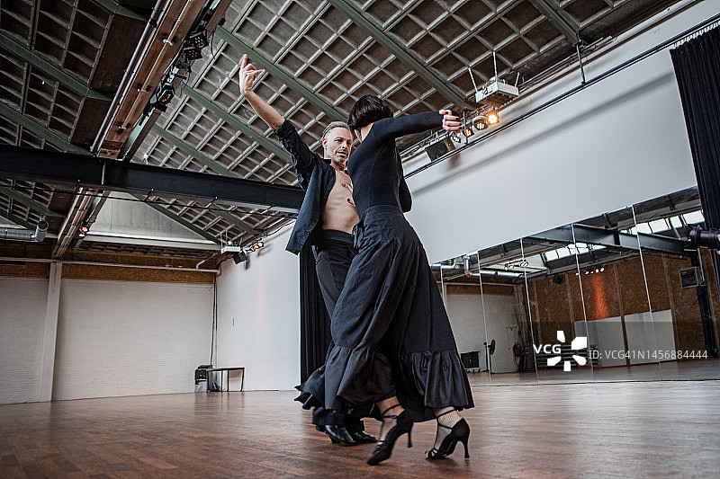 在排练区跳探戈的幸福情侣图片素材