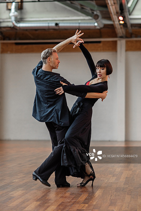 在排练区跳探戈的幸福情侣图片素材