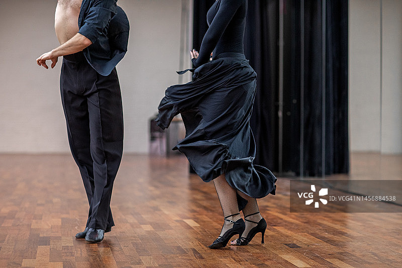 在排练区跳探戈的幸福情侣图片素材