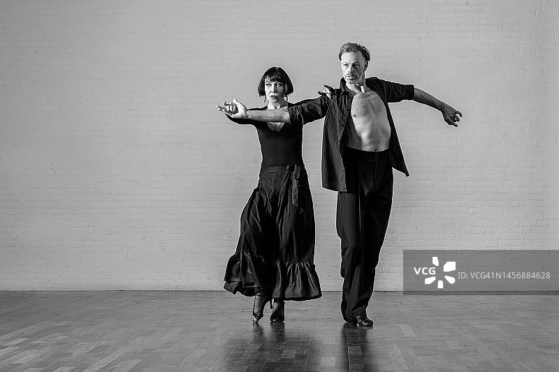 情侣共舞探戈图片素材