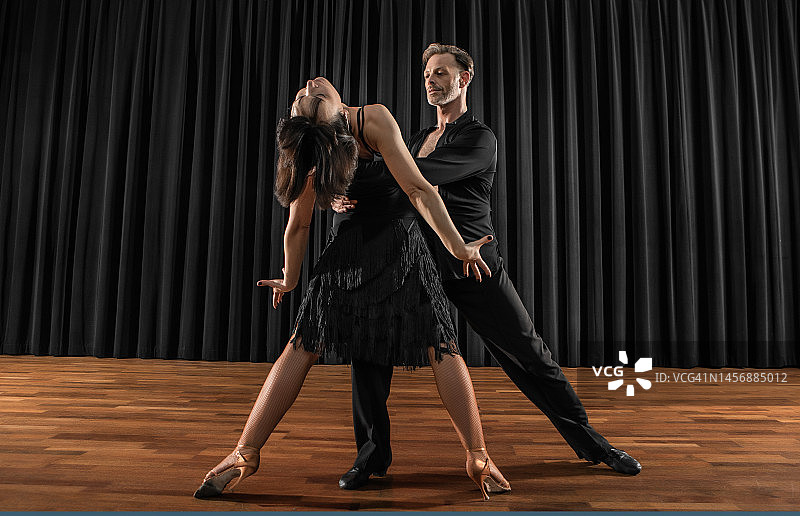 表演中一起跳伦巴舞的幸福情侣图片素材