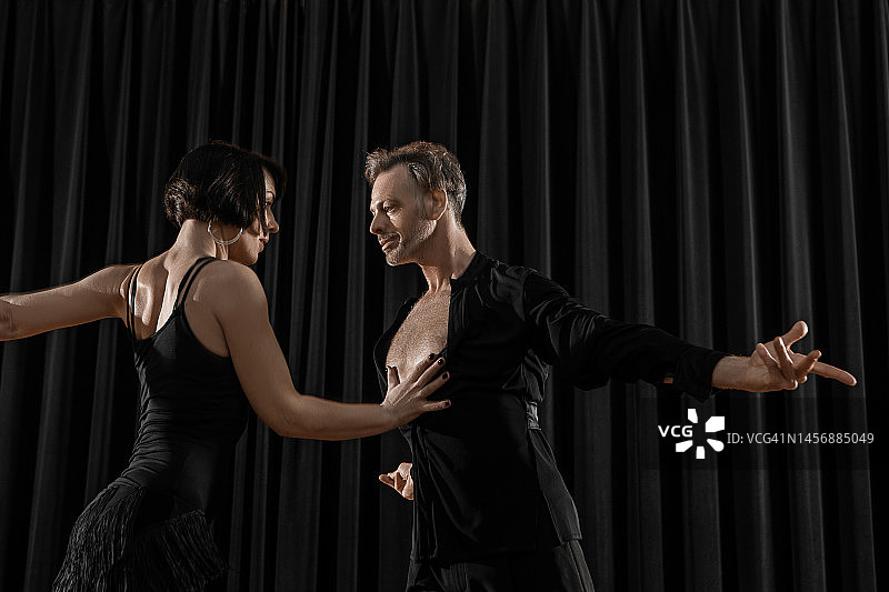 表演中一起跳伦巴舞的幸福情侣图片素材