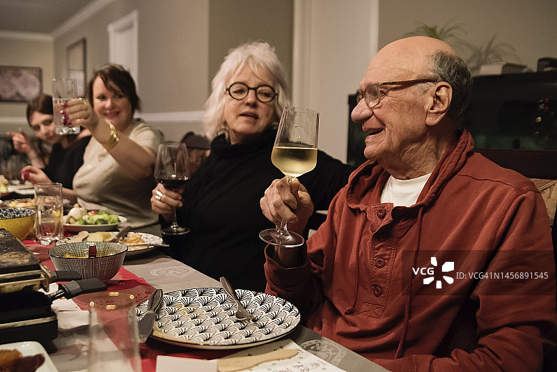 圣诞节的三代家庭团聚图片素材