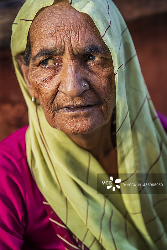 年长的印度妇女肖像，斋浦尔，印度图片素材