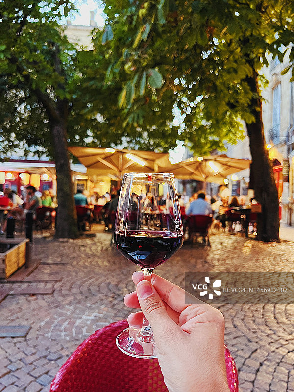 在法国波尔多户外餐厅喝红酒图片素材