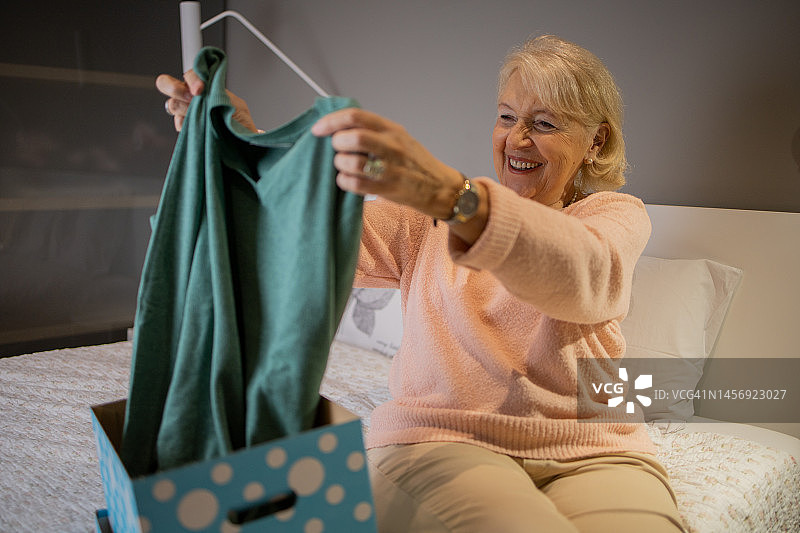 老年女性收到网购订单图片素材