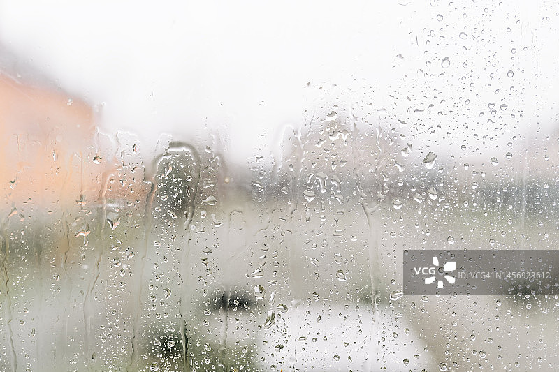 以雨滴为背景的窗户玻璃，特写镜头图片素材