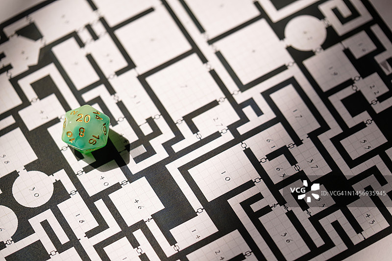 角色扮演游戏骰子和地图图片素材