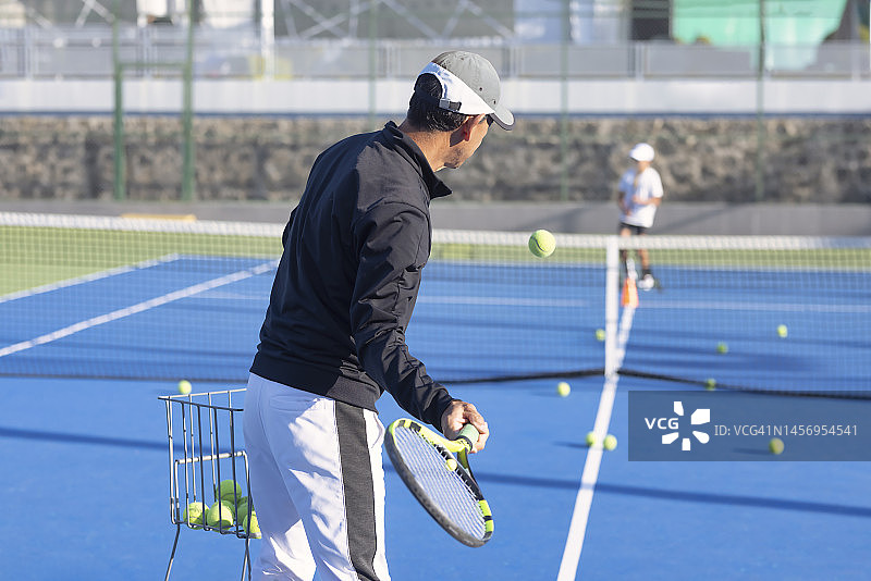 教练与学生一起练习图片素材