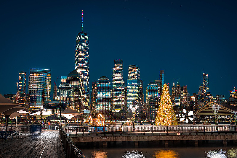 自由塔和圣诞树图片素材