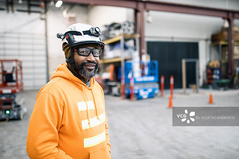 年长的男人在工业仓库工作图片素材