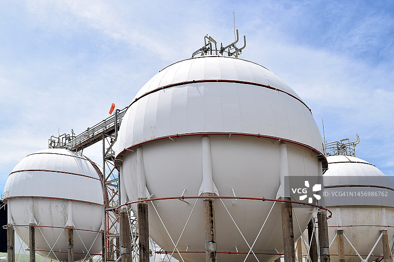 炼油厂的球形储气罐图片素材