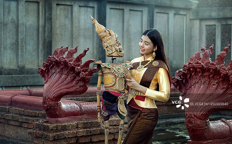 身穿丝绸连衣裙的亚洲女孩图片素材