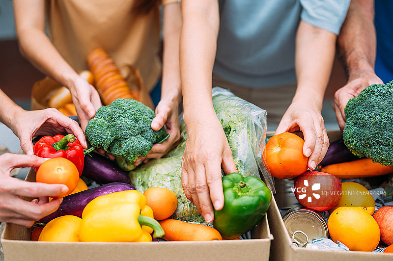 志愿者为贫困人群提供食物细节照片图片素材