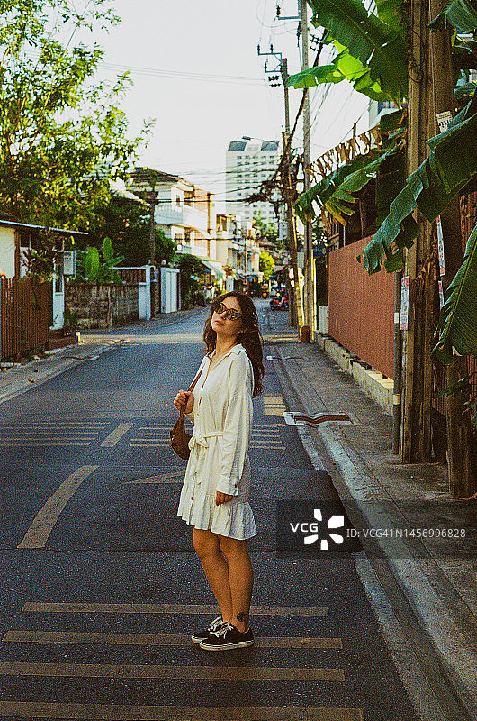 在曼谷走路的女人图片素材