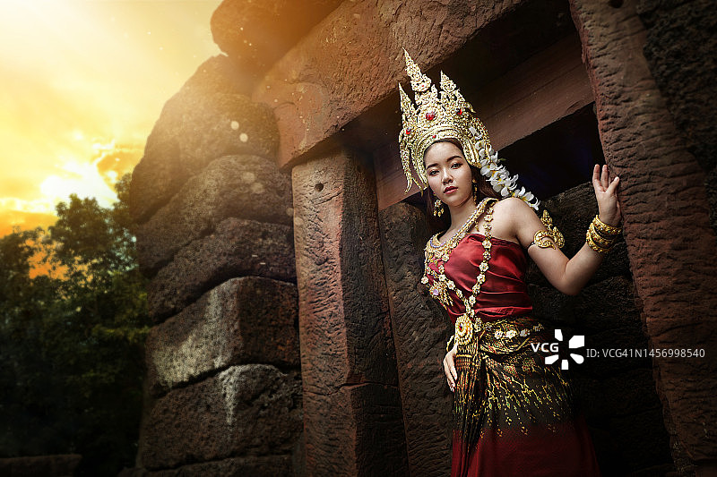 穿着高棉民族服装的亚洲女孩。图片素材