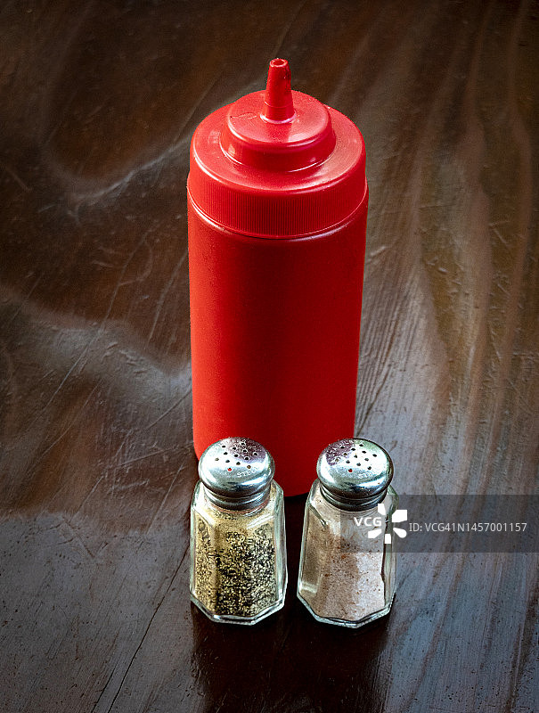 番茄酱、盐和胡椒粉瓶图片素材